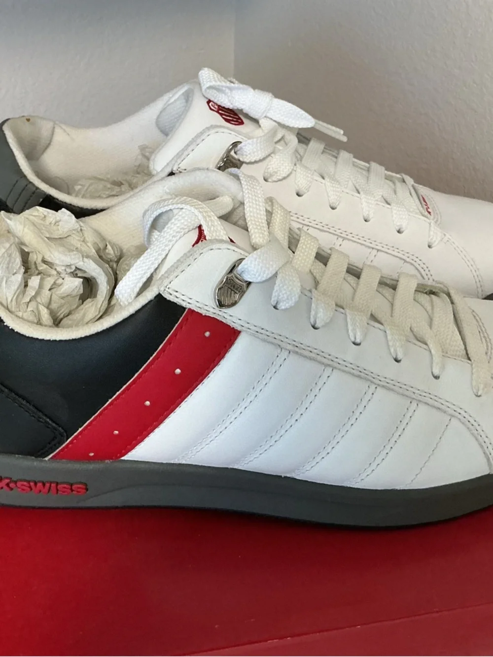 K-Swiss Men's White Sneakers with Red & Blue Accents Sz 9.5 - Picture 2 of 6